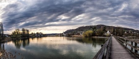 Abendliches Panorama auf der Holzbrücke zur Insel Werd (Foto: Martin Dühning)