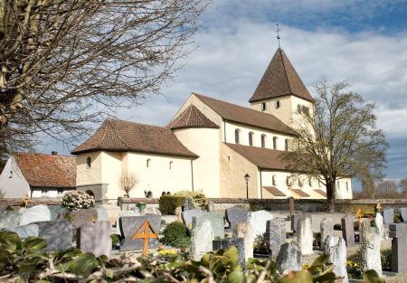 Die Kirche St. Georg in Oberzell, vom Friedhof aus betrachtet (Foto: Martin Dühning)