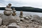 Steinige Türmchen am Schluchsee zwischen Aha und Schluchsee City (Foto: Martin Dühning)