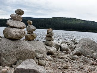 Steinige Türmchen am Schluchsee zwischen Aha und Schluchsee City (Foto: Martin Dühning)