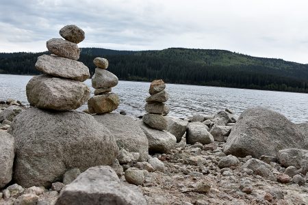 Steinige Türmchen am Schluchsee zwischen Aha und Schluchsee City (Foto: Martin Dühning)