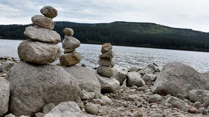 Steinige Türmchen am Schluchsee zwischen Aha und Schluchsee City (Foto: Martin Dühning)