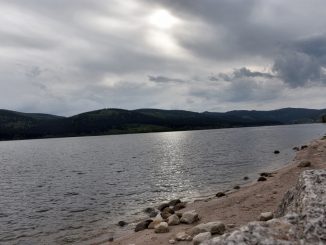 Ein nahezu verlassener Schluchsee im Zwilicht eines nahenden Gewitters am 18. Mai 2016 (Foto: Martin Dühning)