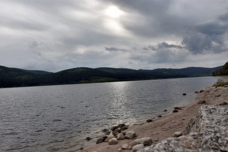 Ein nahezu verlassener Schluchsee im Zwilicht eines nahenden Gewitters am 18. Mai 2016 (Foto: Martin Dühning)