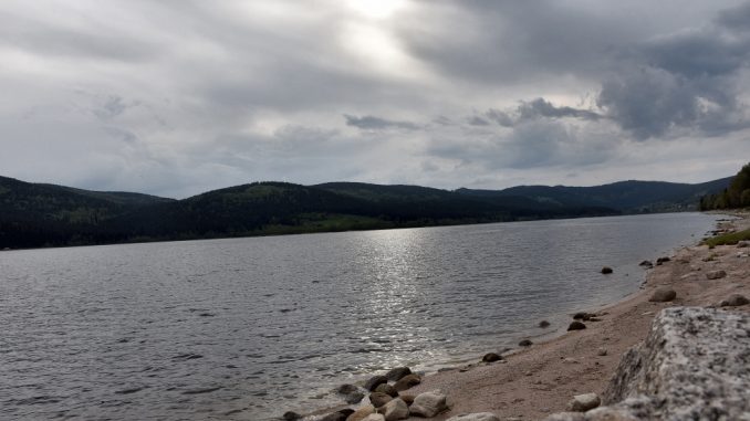 Ein nahezu verlassener Schluchsee im Zwilicht eines nahenden Gewitters am 18. Mai 2016 (Foto: Martin Dühning)