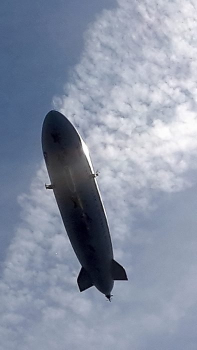 Ein Zeppelin überfliegt unser Ausflugsschiff (Foto: Martin Dühning).