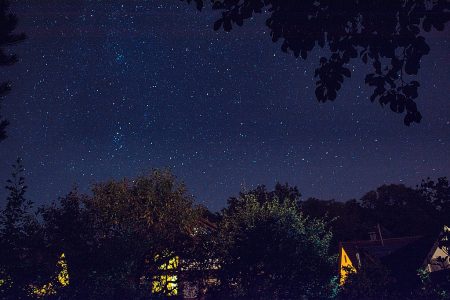 Sterne über dem Haus (Foto: Martin Dühning)