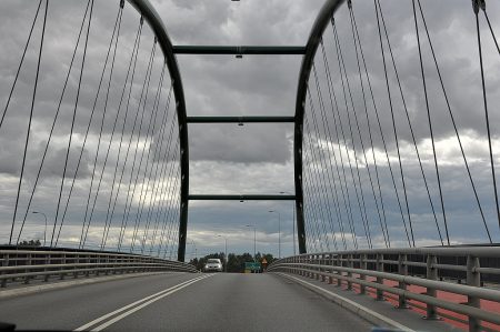 Fahrt über eine moderne Brücke südlich von Danzig (Foto: Martin Dühning)