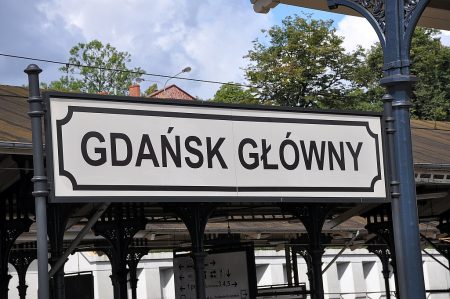 Schild beim Hauptbahnhof in Danzig (Foto: Martin Dühning)