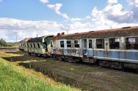 Verlassene Eisenbahnwaggons beim Eisenbahnmuseum von Berent (Foto: Martin Dühning)