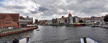 Die Onyx fährt in den Hafen der Rechtstadt Danzig ein (Foto: Martin Dühning)