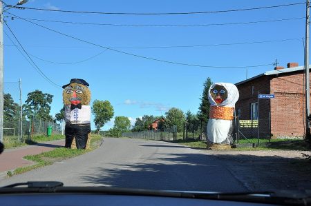 Große Strohfiguren auf der Rückfahrt nach Danzig (Foto: Martin Dühning)