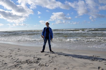 Martin Dühning am langersehnten Sommersandstrandmeer! (Foto: Salome Leinarkunion)