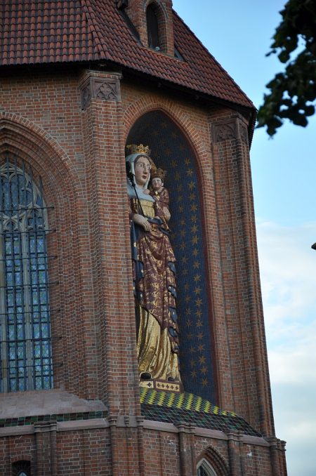 Die Fassade schmückt eine acht Meter hohe Statue zu Ehren der Gottesmutter Maria (Foto: Martin Dühning)