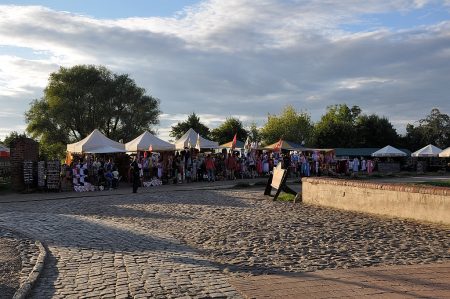 Sommerlicher Abend bei den Marktständen rund um die Burg (Foto: Martin Dühning)