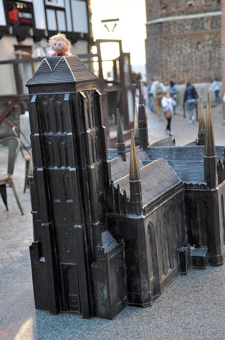 Die Glücksfee Rosa besteigt eine Mini-Marienkirche (Foto: Martin Dühning)