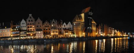 Panorama der Danziger Rechtstadt mit dem Krantor bei Nacht (Foto: Martin Dühning)