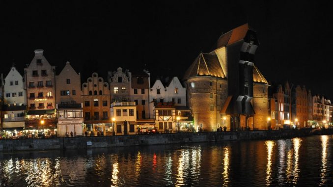 Panorama der Danziger Rechtstadt mit dem Krantor bei Nacht (Foto: Martin Dühning)
