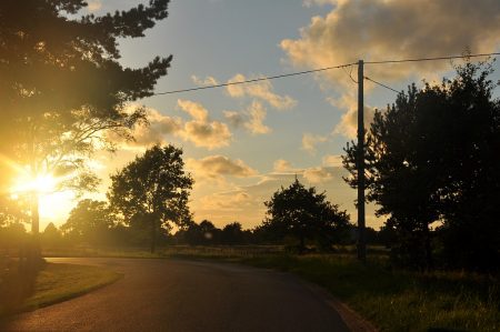 Polnische Landstraße im Sonnenuntergang (Foto: Martin Dühning)