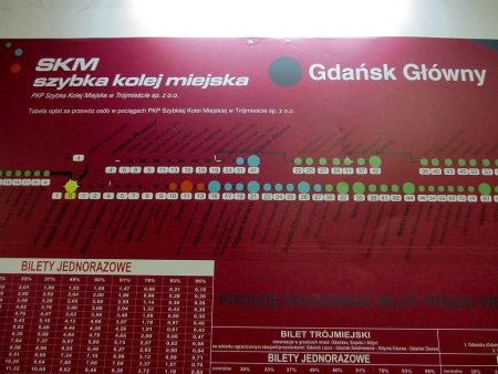 Kryptischer Fahrplan am Hauptbahnhof in Danzig (Foto: Salome Leinarkunion)