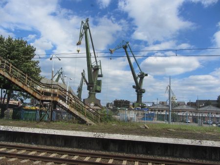 Blick aus dem Zug auf die Werften von Danzig (Foto: Salome Leinarkunion)