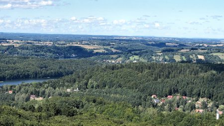 Kaschubische Pastorale mit Wäldern, Häuslein und Seen (Foto: Salome Leinarkunion)