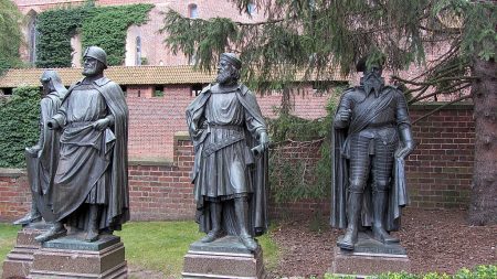 Bronzestatuen der einstigen Burgherren: Die Großmeister des Deutschen Ordens (Foto: Salome Leinarkunion)