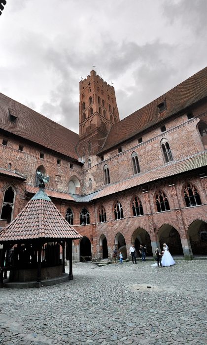 Der große Innenhof mit Hochzeitspaar (Foto: Martin Dühning)