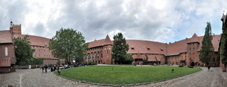 Der Burghof von der anderen Seite (Foto: Martin Dühning)