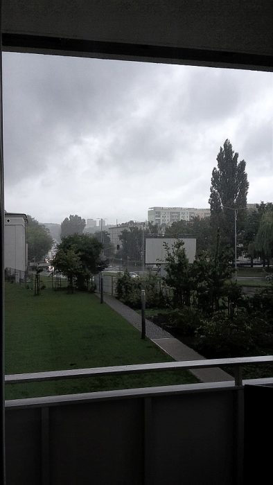 Blick von unserer Appartementterrasse: Es schüttet wie aus Eimern in Stettin (Foto: Martin Dühning)