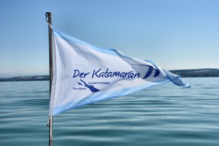 Die Fahne des Katamarans auf dem Weg nach Friedrichshafen (Foto: Martin Dühning)