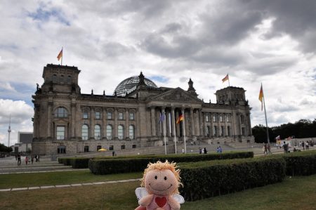 Klein-Rosa posiert vor dem Reichstag in Berlin (Foto: Martin Dühning)