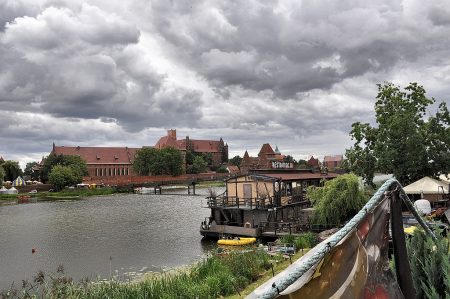 Restaurantschiff am Ufer des Flusses Nogat vor der Marienburg (Foto: Martin Dühning)