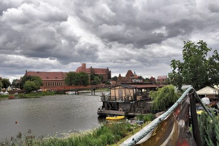 Restaurantschiff am Ufer des Flusses Nogat vor der Marienburg (Foto: Martin Dühning)