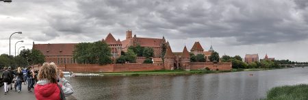 Die Marienburg von der Landungsbrücke bei der Nogat aus betrachtet (Foto: Martin Dühning)