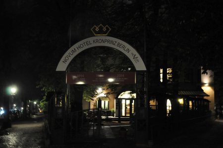 Eingang unseres Hotels bei Nacht (Foto: Martin Dühning)