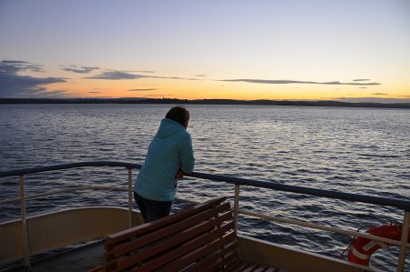 Wehmütiger Blick von der Autofähre auf Konstanz in der Dämmerung (Foto: Martin Dühning)