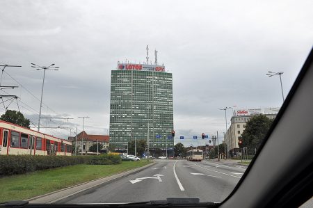 Zum letzten Mal passierten wir das Parkhaus und das Bahnhofsareal und fuhren am großen Lotus-Turm vorbei (Foto: Martin Dühning)