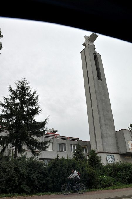 Köslin bietet mit seinen lieblosen grauen Plattenbauten das Gegenmodell zum zuckerbunten Danzig. Selbst die Kirchen sind triste Betonklötze (Foto: Martin Dühning)