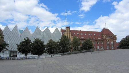 Die Philharmonie Stettin gleicht einer Aneinanderreihung von Wellblechcontainern - und erhielt 2014 dennoch einen hochdortierten Kunstpreis für moderne Architektur (Foto: Martin Dühning)