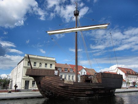 Die Kogge Ucra liegt im Hafen von Ueckermünde vor Anker (Foto: Salome Leinarkunion)