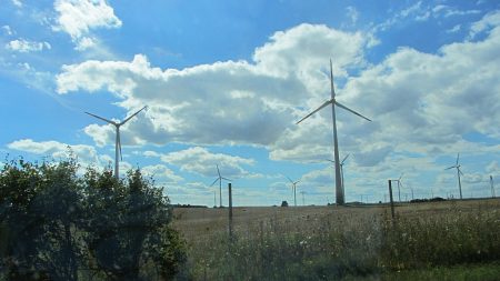 Landschaft mit Windrädern in Nordbrandenburg (Foto: Martin Dühning)