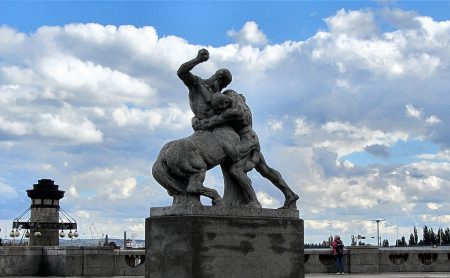 Brachiales Denkmal: Herkules kämpft mit einem Zentauren (Foto: Salome Leinarkunion)