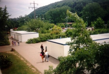 Containerlandschaften 1993 - während der alte, konterminierte Pavillon abgerissen und ersetzt wurde, fand der Unterricht in Klassenzimmercontainern statt (Foto: Martin Dühning)