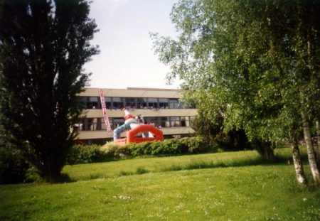 Blick auf das KGT-Hauptgebäude während des Abistreiches 1993 (Foto: Martin Dühning)