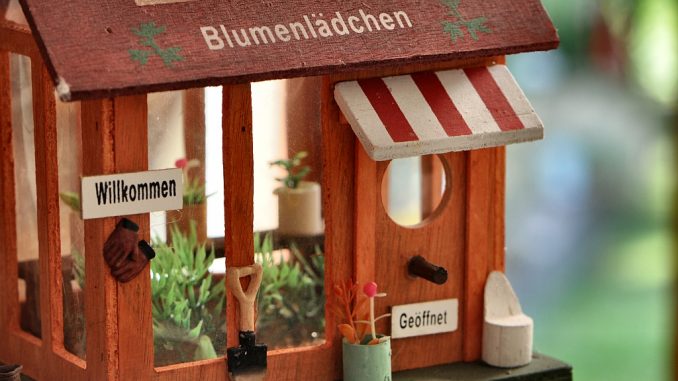 Ein Miniaturblumengeschäft, die neue Liebe zum individuellen Detail, gefertigt in Fernost... (Foto: Martin Dühning)