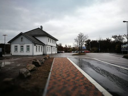 Der Oberlauchringer Bahnhof an einem regnerisch-trüben Tag, fotografiert mit dem Huawei P9 (Foto: Martin Dühning)