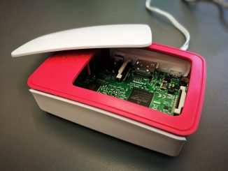Der Raspberry Pi 3 Modell B wirkt inzwischen recht ausgereift, auch, was das Zubehör angeht, wie beispielsweise das offizielle Gehäuse. (Foto: Martin Dühning)