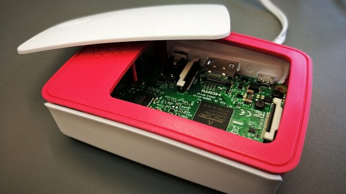 Der Raspberry Pi 3 Modell B wirkt inzwischen recht ausgereift, auch, was das Zubehör angeht, wie beispielsweise das offizielle Gehäuse. (Foto: Martin Dühning)