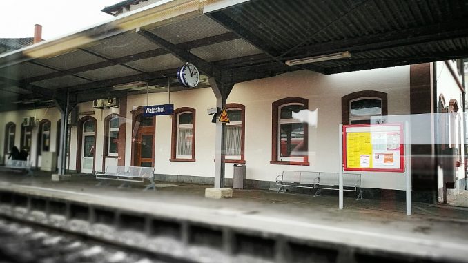 Nicht immer geht es am Waldshuter Bahnhof so friedlich zu wie auf diesem Bild ohne Leute (Foto: Martin Dühning)